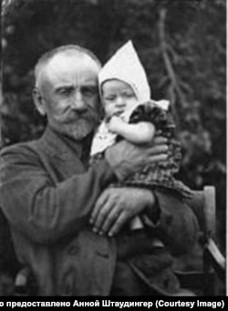 Вильгельм Фаст в возрасте трёх месяцев со своим дедушкой Корнелиусом Гамм