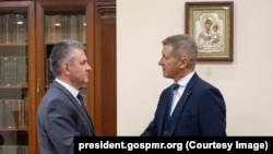 Лидер непризнанного приднестровского региона Вадимом Красносельским и посол Великобритании в Кишиневе Стивен Фишер