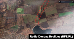 На багатьох ділянках лінію окопів та траншей добре видно на супутникових знімках