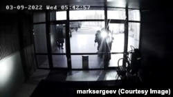 Вхід у церкву в Мелітополі. Скриншот з камери відеоспостереження