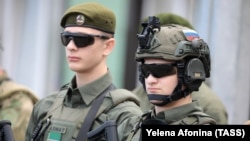 Сыновья главы Чечни Рамзана Кадырова Ахмат и Эли (слева направо) во время построения сотрудников силовых структур республики в честь 70-летия Владимира Путина, октябрь 2022 г.