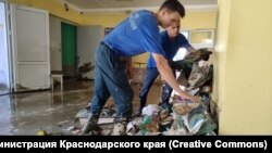 Сотрудники российского МЧС разбираются с последствиями потопа в школе поселка Новомихайловский в Краснодарском крае РФ