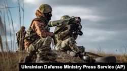 Українські військові готуються застосувати пускову установку з американськими ракетами Javelin під час військових навчань у Донецькій області. Фото Міноборони України. 23 грудня 2021 року