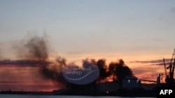 На цьому ілюстративному фото, опублікованому в телеграм-каналі «Крымский ветер» 26 грудня 2023 року, видно дим, що підіймається над Феодосією в контрольованому Росією Криму