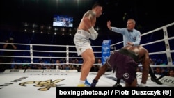 Олександр Усик на рингу із Даніелем Дюбуа. Вроцлав, Польща, 25 серпня 2023 року