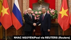 Президент России Владимир Путин и Генсек КПВ То Лам (в то время президент Вьетнама) пожимают друг другу руки в Президентском дворце в Ханое. 20 июня 2024 года.