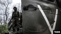 Военнослужащий РФ у боевой машины РСЗО «Град» на оккупированной Россией части Донецкой области