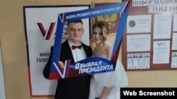 Молодята в окупованому Єнакієвому прийшли на виборчу дільницю. Кадр з місцевого ТГ-каналу