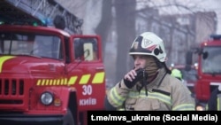 Рятувальник на місці російського удару по Києву, фото ілюстративне