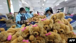 Китайские рабочие в городе Цзиньцзян, провинция Фуцзянь, Восточный Китай, 7 декабря 2013 года