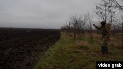 Боєць 117-ї механізованої бригади ЗСУ на полігоні