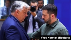 Ілюстраційне фото. Президент України Володимир Зеленський (праворуч) і прем’єр-міністр Угорщини Віктор Орбан під час саміту лідерів Євроcоюзу. Брюссель, 27 червня 2024 року