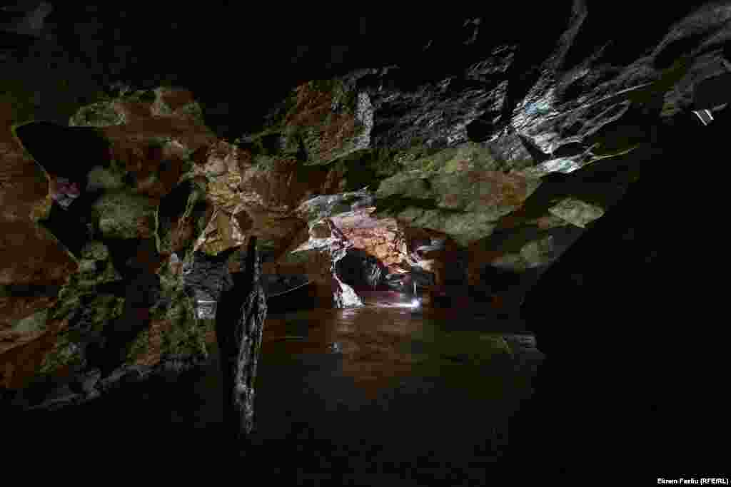 Pećina je bogata i podzemnim vodama. Unutar nje nalazi se tzv. Jezero sreće u koje posetioci bacaju novac kako bi im se ostvarile želje. Jezero je duboko oko 15 metara i široko oko dva metra.