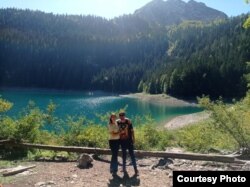 Viktoria i Ezekjel na jednom od obilazaka sjevera Crne Gore