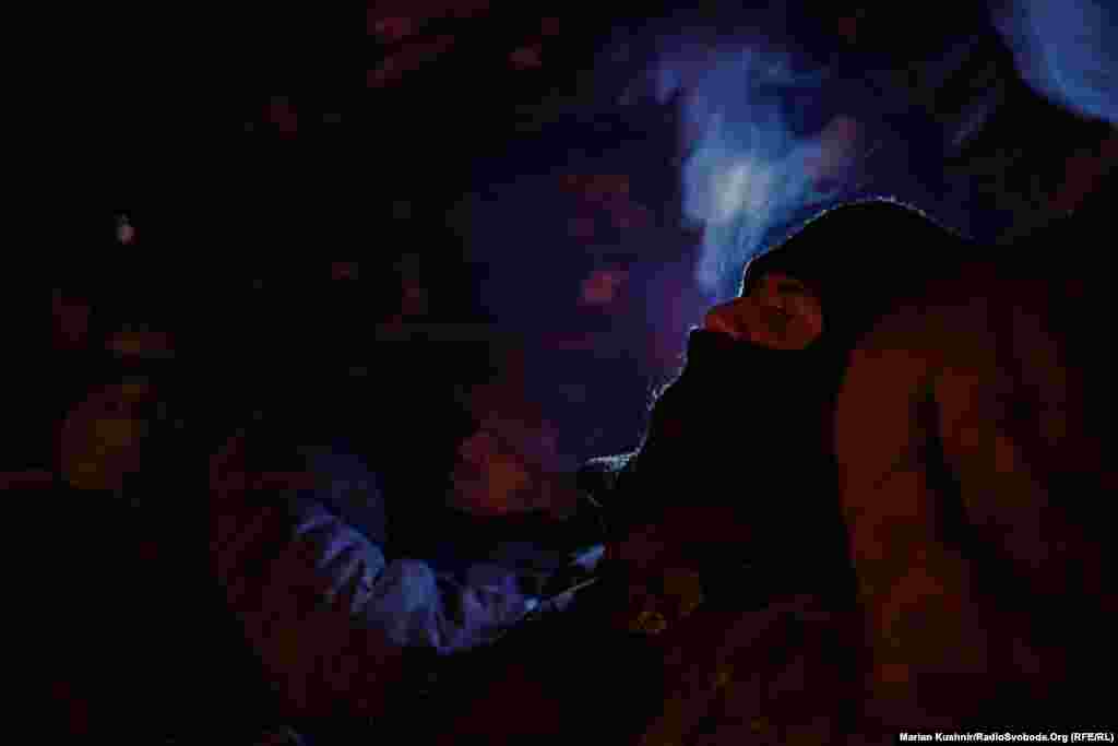 На фронті часто розмови заходять на різні теми. Від побутових проблем, які треба зробити тут і зараз, до буденних домашніх справ. Хтось згадує про те, що не завершив ремонт удома. Комусь хочеться повернутися на стару роботу за кордон. Згадують сім&rsquo;ю: дружину та дітей, батьків, родичів, друзів. Зрештою, всі згадують про свій рідний дім. Говорять і про війну, як же без неї.