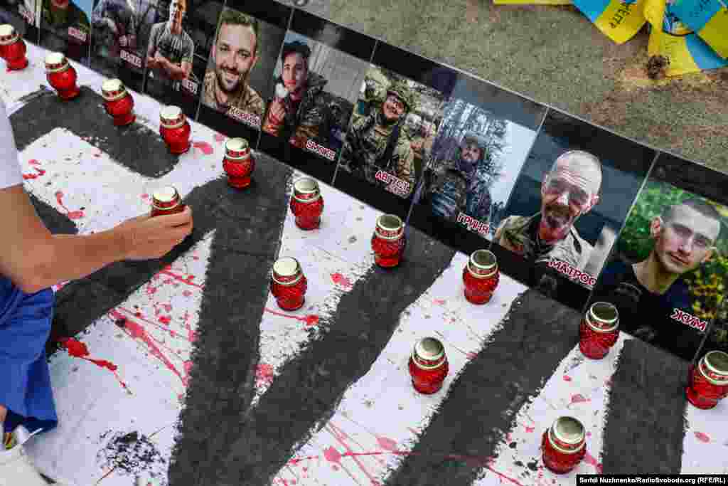 Рідні та близькі загиблих зібралися, щоб запалити на знак пам'яті про них скорботні свічки