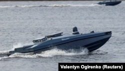 Український безпілотний морський апарат Magura V5 на воді під час виставки військової техніки та зброї, 13 квітня 2024 року