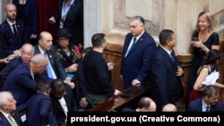 Президент України Володимир Зеленський спілкується з прем’єр-міністром Угорщини Віктором Орбаном в аргентинській столиці у день інавгурації новообраного президента Аргентини Хав’єра Мілея. Буенос-Айрес, 10 грудня 2023 року 