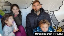 Elvis se nada da će mališani kad dođe vrijeme za to moći ići u školu, jer starija djeca ne idu. Kaže, jednostavno nemaju uvjete. Mostar, 10. 1. 2024.