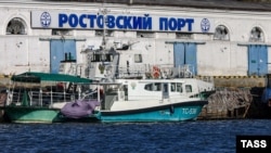 Местные власти заявили, что из-за атаки в порту Ростова загорелось грузовое судно, два члена экипажа из находившихся на борту погибли, еще трое — ранены. Пожар ликвидировали