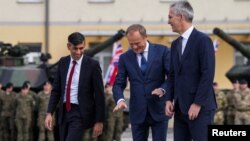 Прем’єр-міністр Польщі Дональд Туск, прем’єр-міністр Великобританії Ріші Сунак і генеральний секретар НАТО Єнс Столтенберг зустрічаються на базі Варшавської бронетанкової бригади у Варшаві, Польща, 23 квітня 2024 року.