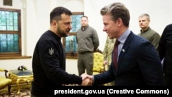 Президент Украины Владимир Зеленский (слева) и министр обороны Швеции Пол Йонсон. Киев, 24 февраля 2024 года