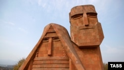 Xankəndi yaxınlığında "Biz və bizim dağlar" abidəsi