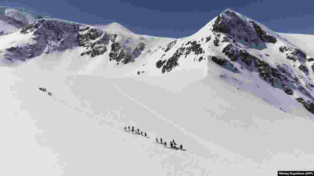 Volonteri vuku sanke do Rile 23. marta. Aleksandrova, još jedna korisnica ekspedicije na proljetni dan, rekla je: "Sve što mogu da kažem je da je ovo nevjerovatno. Riječi trenutno nisu dovoljne."