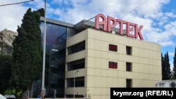 Адміністративна будывля міжнародного дитячого табору «Артек» у Гурзуфі, Крим, червень 2023 року