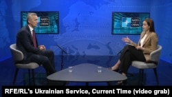 Shefi i NATO-s, Jens Stoltenberg, duke folur me Zoriana Stepanenkon e Radios Evropa e Lirë gjatë një interviste në Bruksel, Belgjikë, 20 shkurt 2024.

