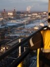 Одно из нефтеперерабатывающих предприятий компании "Роснефть", попавшей под международные санкции