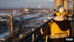 Одно из нефтеперерабатывающих предприятий компании "Роснефть", попавшей под международные санкции