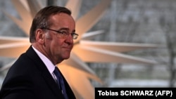 По словам Бориса Писториуса, один из участников дискуссии подключился к разговору по незащищенной линии