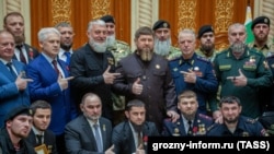 Глава Чечни Рамзан Кадыров в своей резиденции в окружении приближенных чиновников и силовиков, 17 апреля 2023 г.