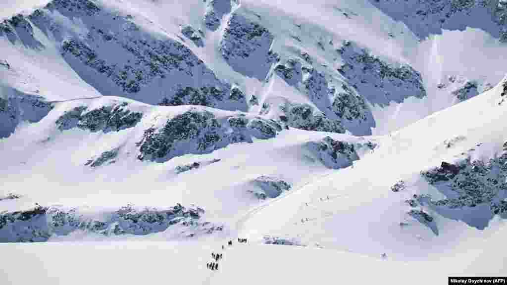 Volonteri se penju na Rilu 23. marta. Fondacija EIla I Ti oslanja se na donacije i podršku sponzora za penjačku opremu i specijalne sprave kao što su sanke koje se koriste za prevoz ljudi.