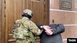 Сотрудники ФСБ задержали в Крыму граждан с проукраинскими позициями, иллюстративное фото