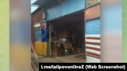 Світлина гаража в кольорах прапорів України та США в Сімферополі, січень 2023 року