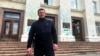 Голова Херсонської ОВА Олександр Прокудін перед будівлею адміністрації, лютий 2023 року