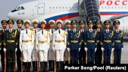 Китайский почетный караул во время прибытия президента России Владимира Путина в Международный аэропорт Шоуду в Пекине, Китай, 17 октября 2023 года (фото иллюстративное)