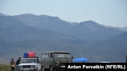 Արցախցիների մեքենաներն անցնում են Կոռնիձորով, սեպտեմբերի 29, 2023 թ.