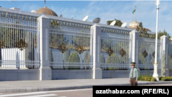 Türkmenistanyň prezidentiniň köşgüniň öňünde duran howpsuzlyk işgäri (Illýustrasiýa suraty)