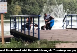 Скриншот з відео, на якому невідомі нападають на біженців з України у Польщі