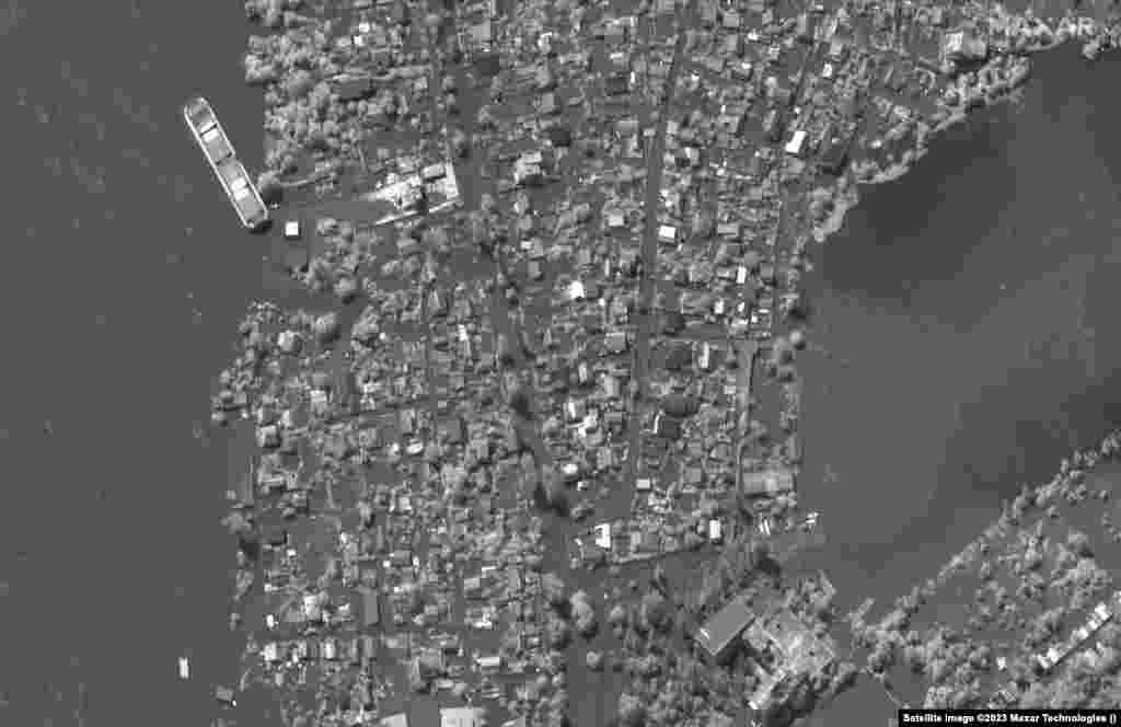 Сликата од 15 мај доловува домови долж реката Днепар во близина на Херсон проследено со последиците од поплавите на 6 јуни поради пробивањето на браната Нова Каховка.