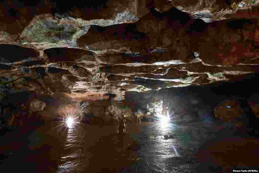 Jedan od pećinskih hodnika ima kamenje različite boje.