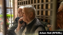 Bislim Ademi razgovara telefonom