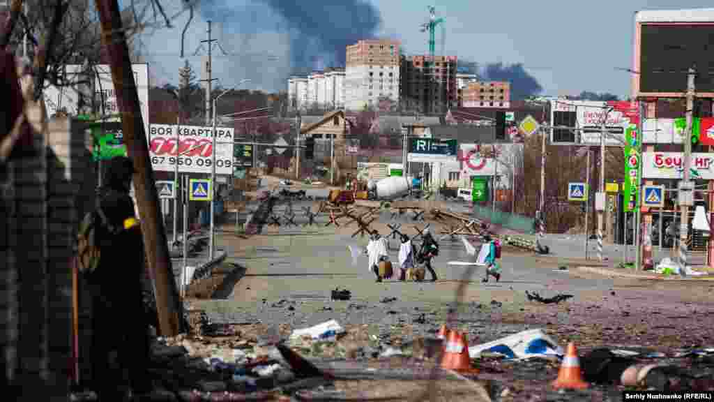 Мірныя жыхары ўцякаюць з Бучы і Ірпеня, 11 сакавіка 2022