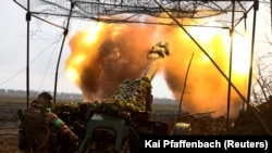 Українські артилеристи ведуть вогонь по позиціях армії РФ на лінії фронту під час запеклих боїв біля Бахмуту Донецької області, ілюстративне фото