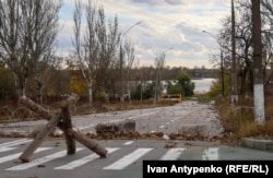 Вид на Днепр и городскую набережную с проспекта Независимости в Херсоне. Проход к реке для гражданских ограничен, ноябрь 2024 года