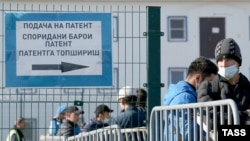 Очередь у здания Многофункционального миграционного центра в Москве, 2021 год