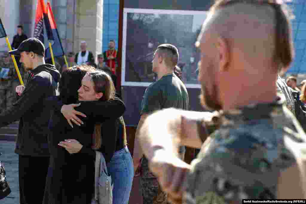 Prijatelji i porodica poginulih tješe jedni druge. Na društvenim mrežama jedan od prijatelja je napisao da je Petrišin otišao da se bori uprkos tome što je bio lošeg zdravlja.